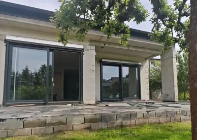 Nowoczesny dom w Bydgoszczy – realizacja okien i drzwi Konspo