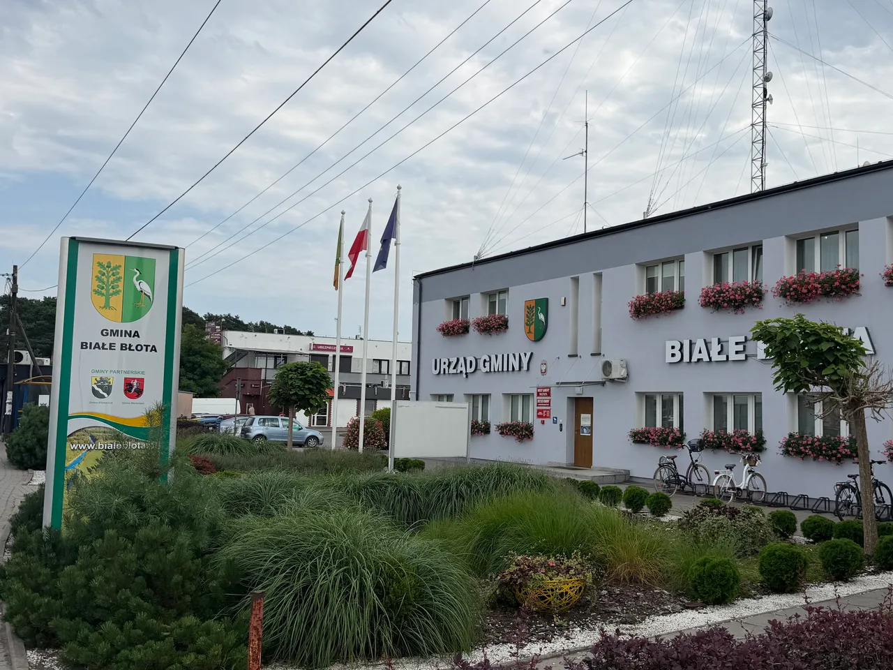 Urząd Gminy Białe Błota przy ul. Szubińskiej 7 — centrum gminy