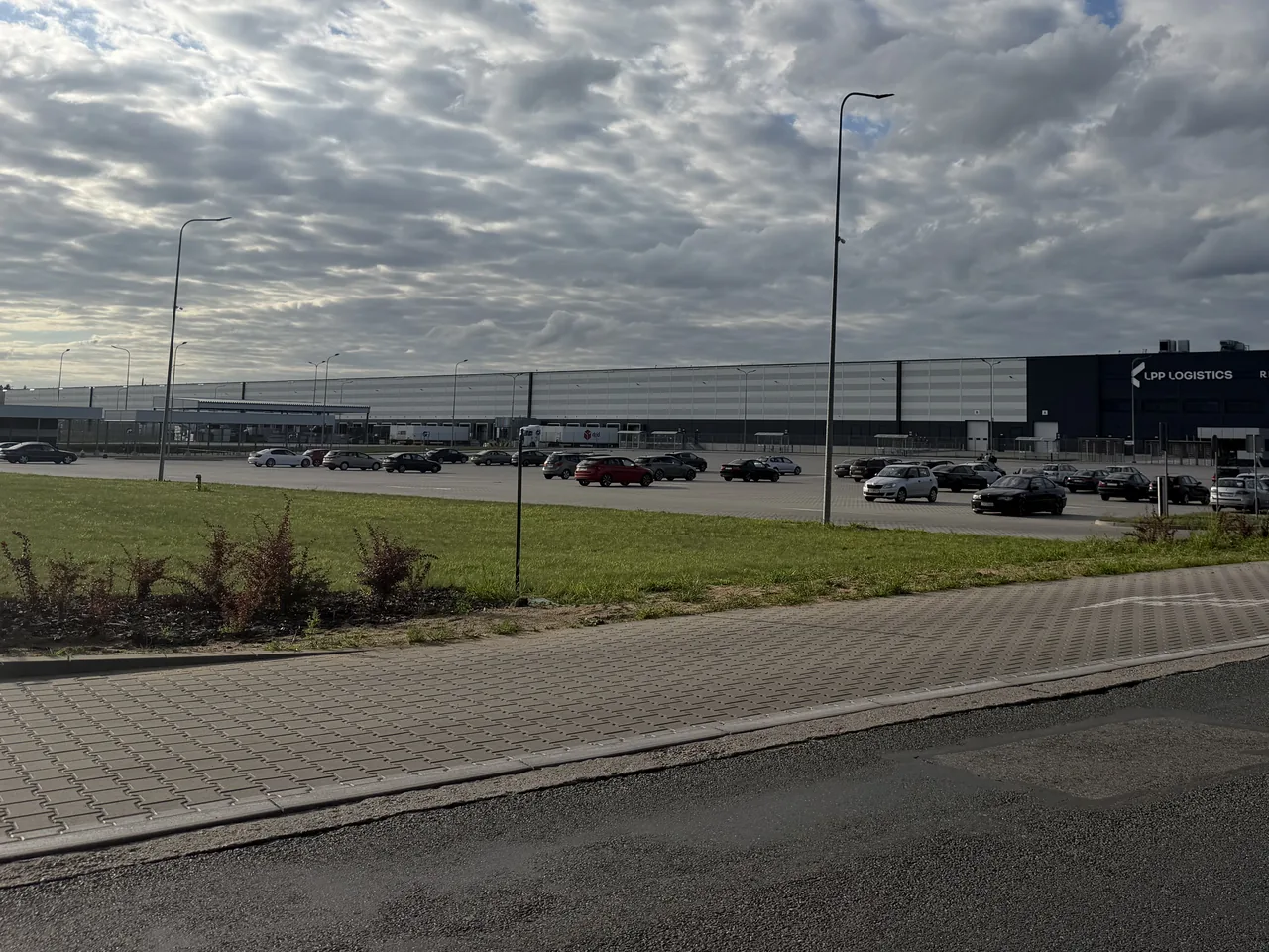 Centrum logistyczne przy Przyłękach — hala i parking widziane od strony ul. Antoniego Przysieckiego