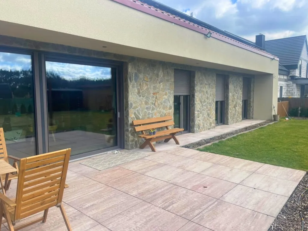 Parterowy dom z oknami VEKA Softline 82 Spectral Umbra — Kruszyn Krajeński