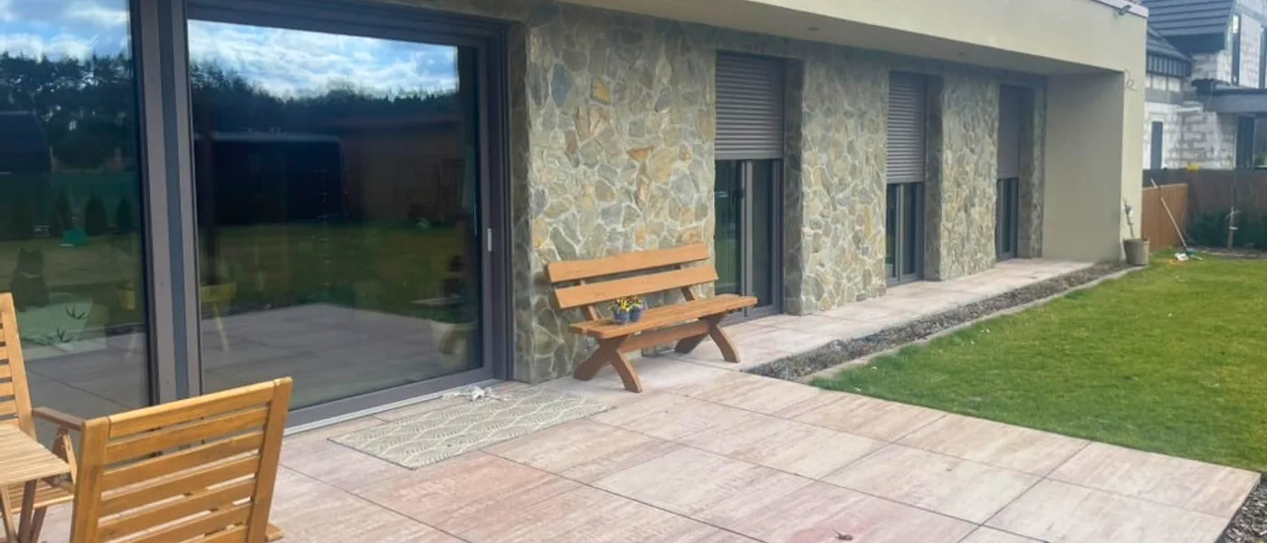 Parterowy dom w Kruszynie Krajeńskim z oknami VEKA Softline 82 i tarasem — realizacja KONSPO