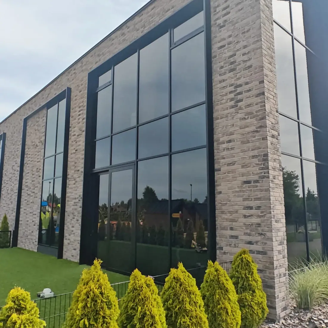 Fasada aluminiowa w czerni RAL 9005 — Łochowo, realizacja KONSPO