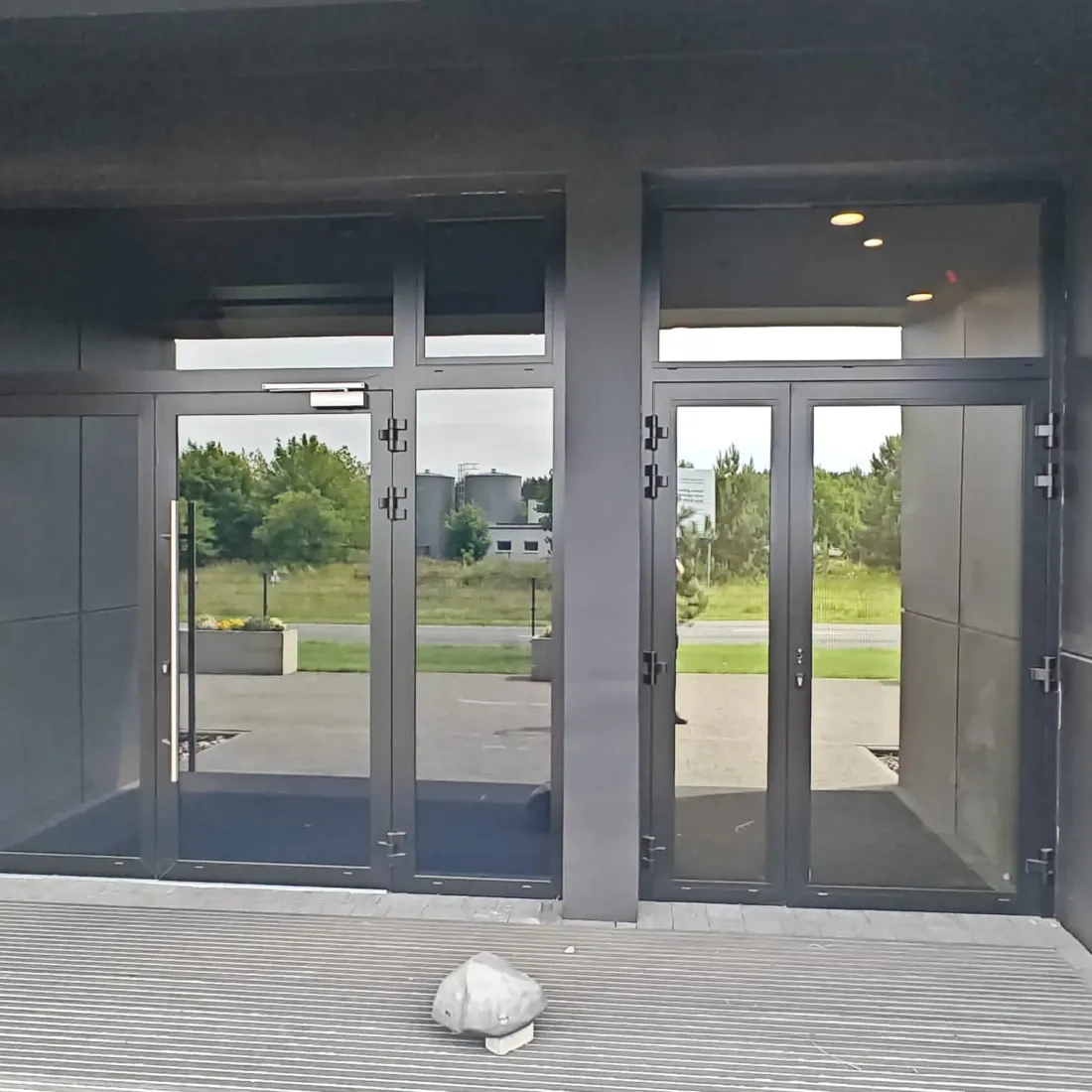 Detal montażu fasady aluminiowej — Łochowo