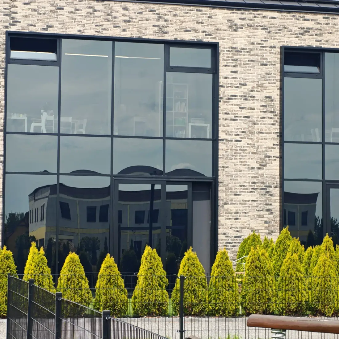 Nowoczesna elewacja z aluminium — Łochowo