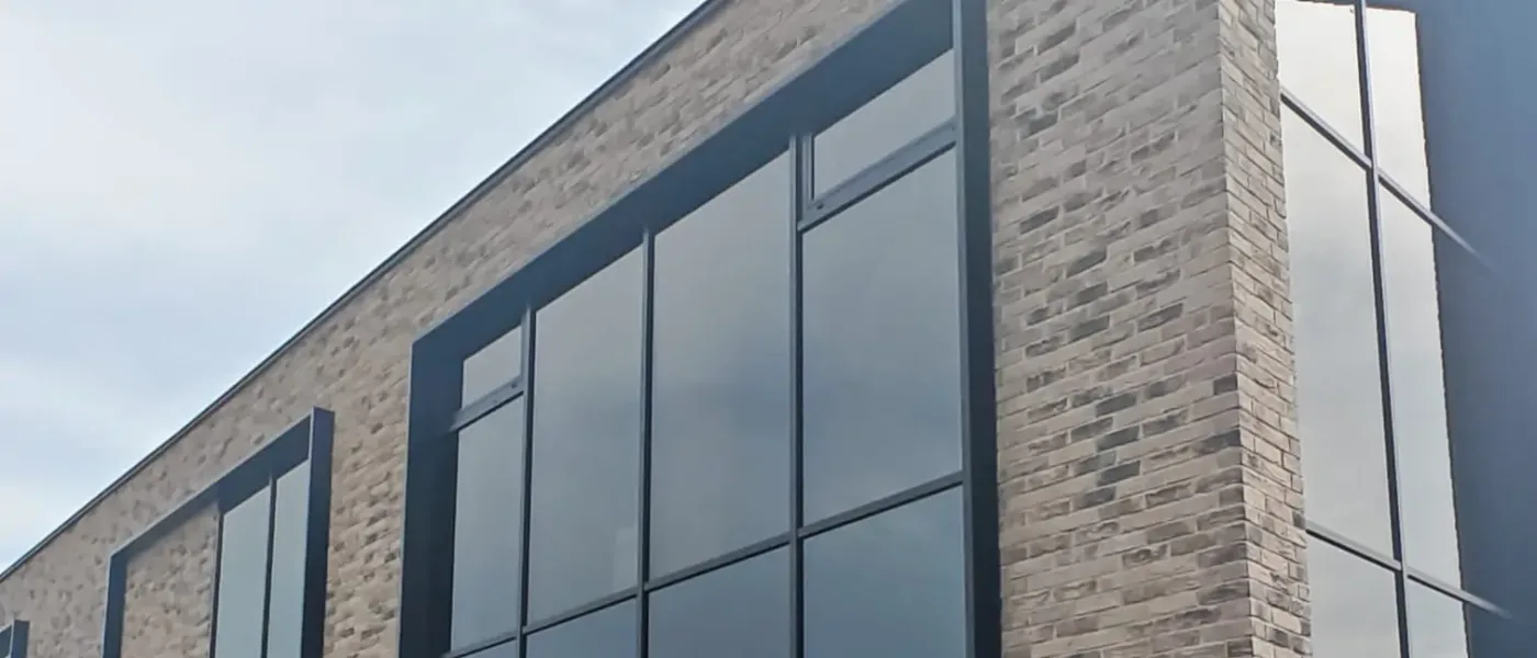 Nowoczesna fasada aluminiowa w czerni RAL 9005 w Łochowie koło Bydgoszczy — realizacja KONSPO
