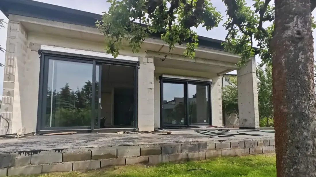 Elewacja nowoczesnego domu z oknami VEKA Softline 82 — Bydgoszcz