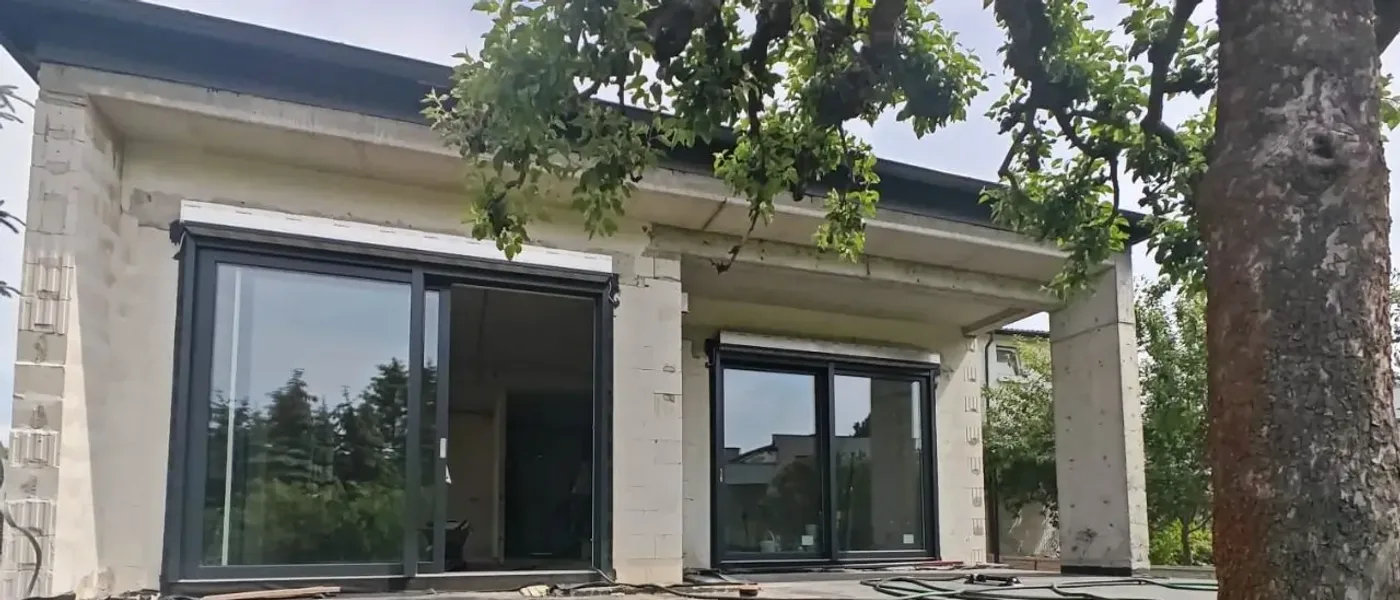 Nowoczesny dom jednorodzinny w Bydgoszczy z oknami, drzwiami przesuwnymi i roletami — realizacja KONSPO