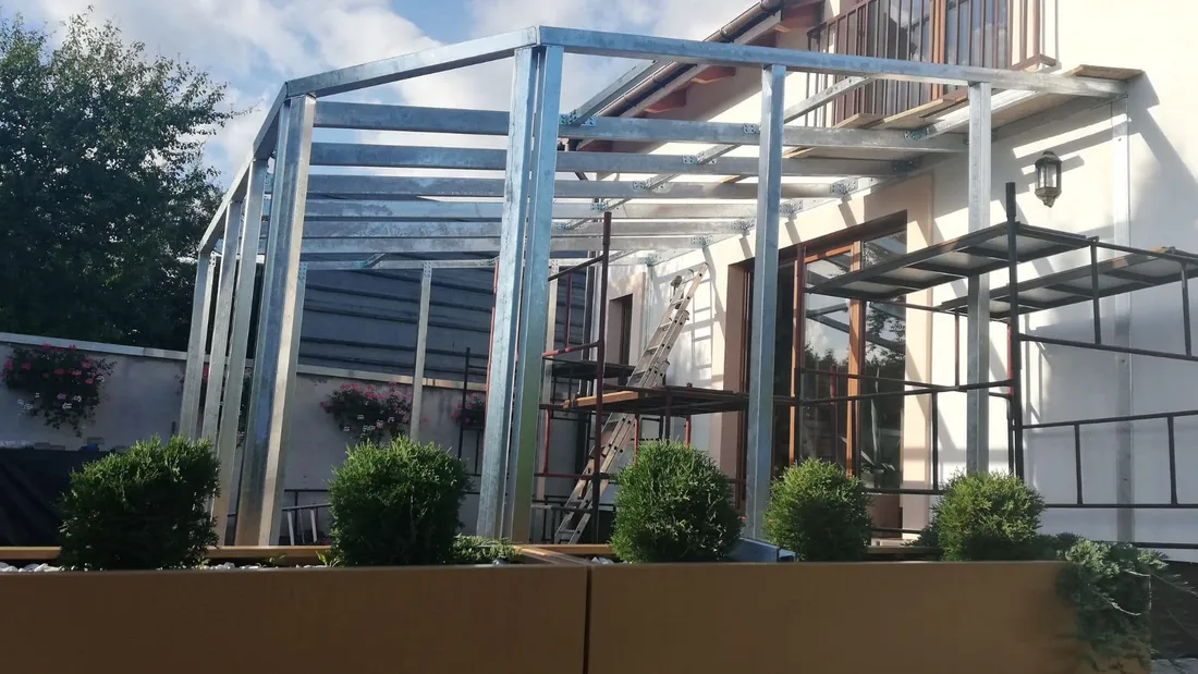 Oranżeria z zabudową VEKA Perfectline 70 w kolorze złoty dąb — realizacja KONSPO