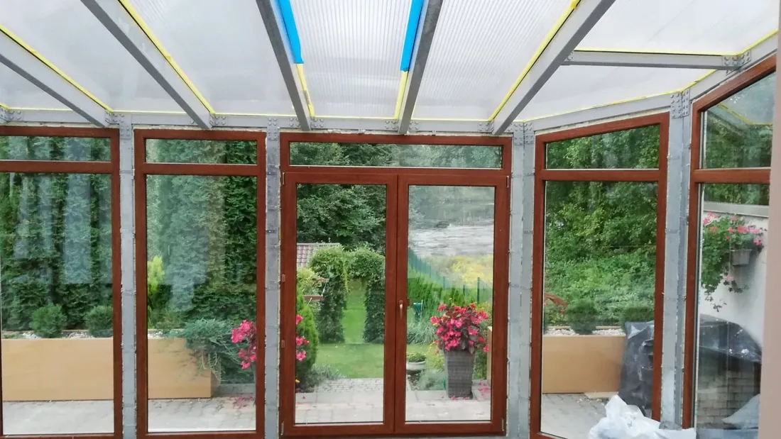Okna VEKA Perfectline 70 AD w konstrukcji stalowej — oranżeria