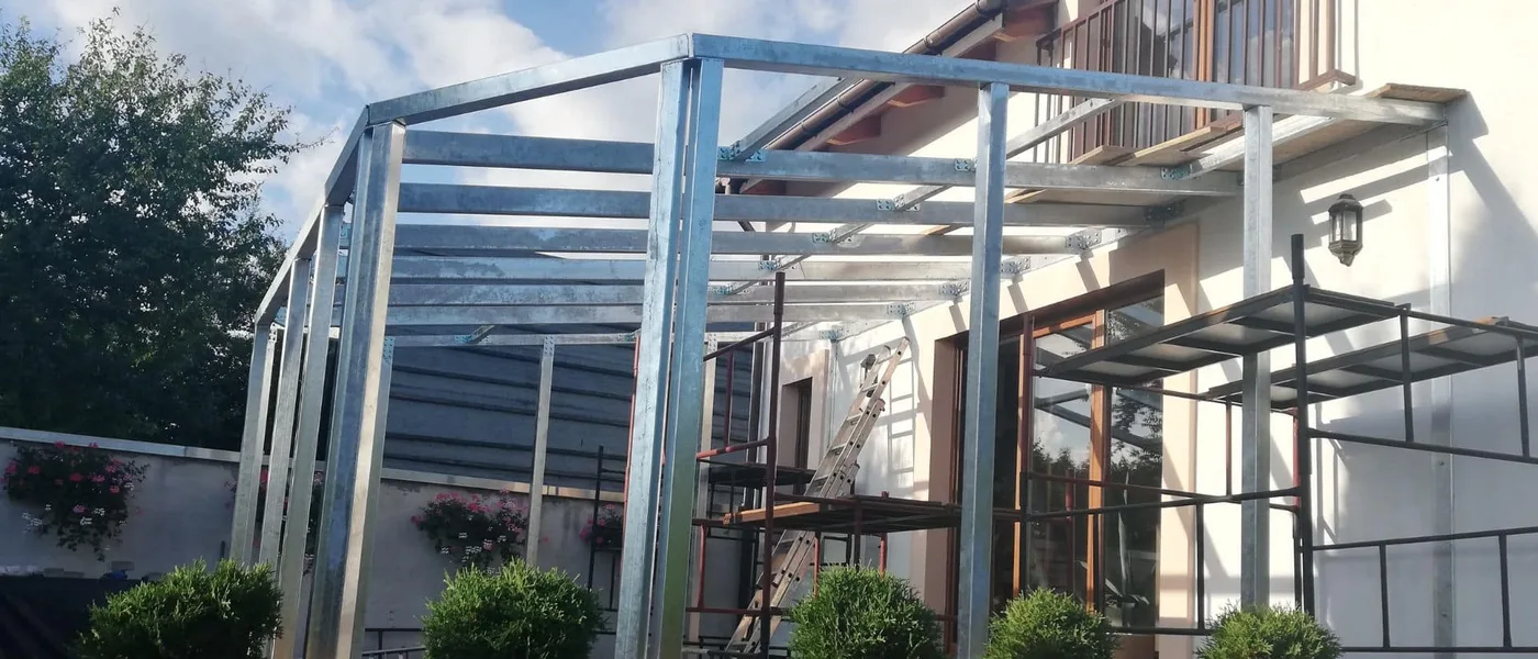 Oranżeria z aluminiowo-szklaną zabudową i roślinami — realizacja stolarki KONSPO