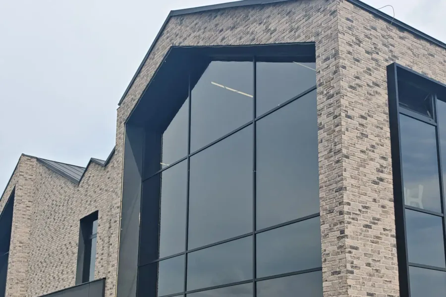 Fasada aluminiowa w Łochowie — realizacja KONSPO