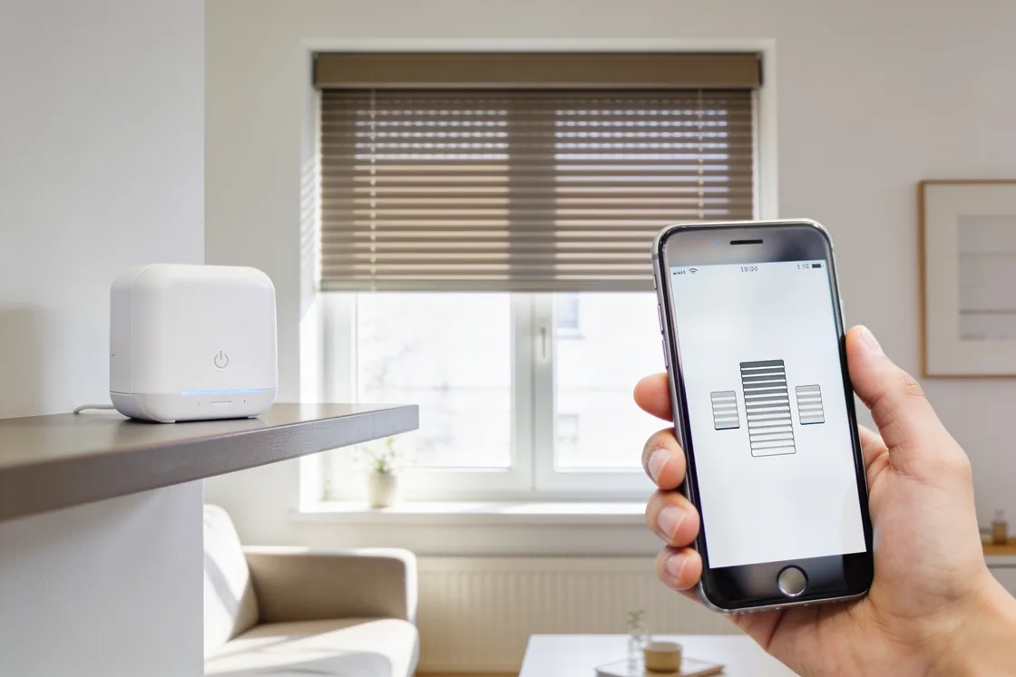 Centrala Somfy TaHoma switch z aplikacją do sterowania roletami na telefonie