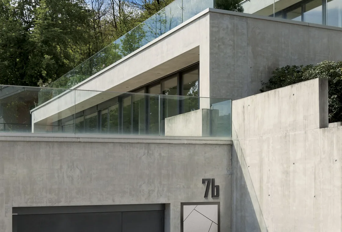 Moderne Aluminium-Paneeltür mit glatter Veyna-Simply-Füllung in Anthrazit