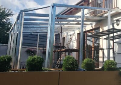 Mise en œuvre de la menuiserie de l&rsquo;orangerie dans une structure métallique préparée par un autre entrepreneur