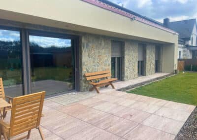 Mise en œuvre complète de la menuiserie des fenêtres et des portes dans une maison unifamiliale moderne