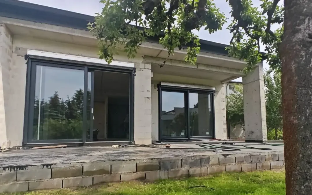 Nowoczesny dom w Bydgoszczy – realizacja okien i drzwi Konspo